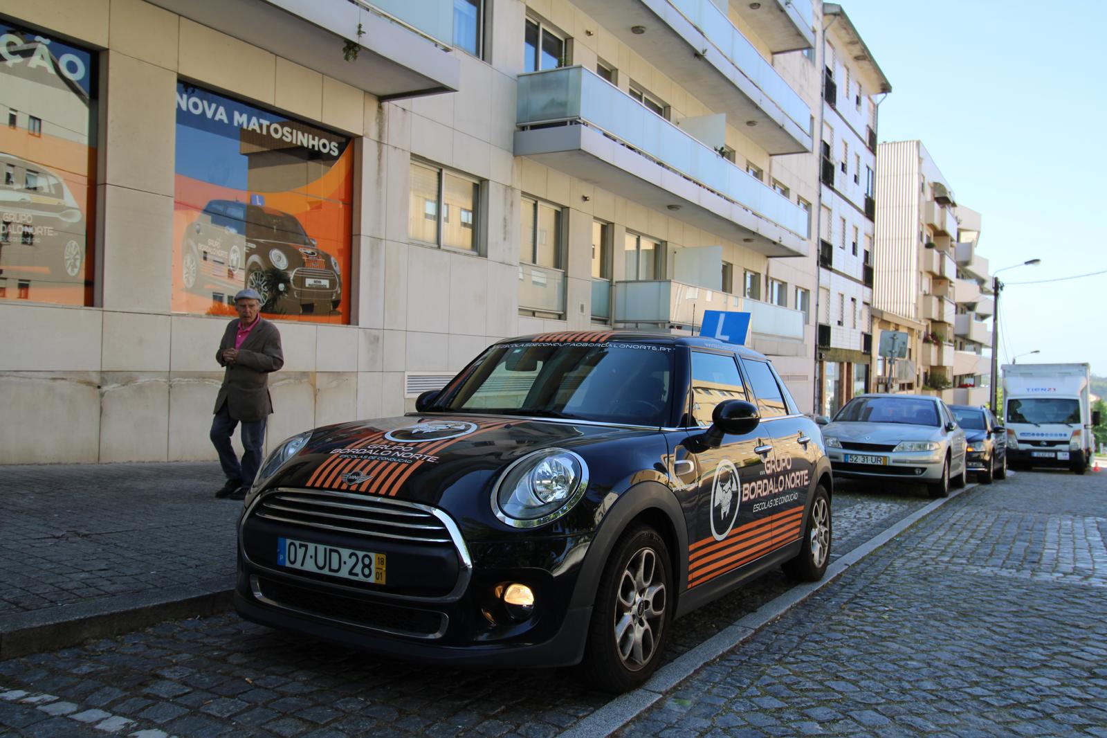 Viatura Mini junto à escola Nova de Matosinhos